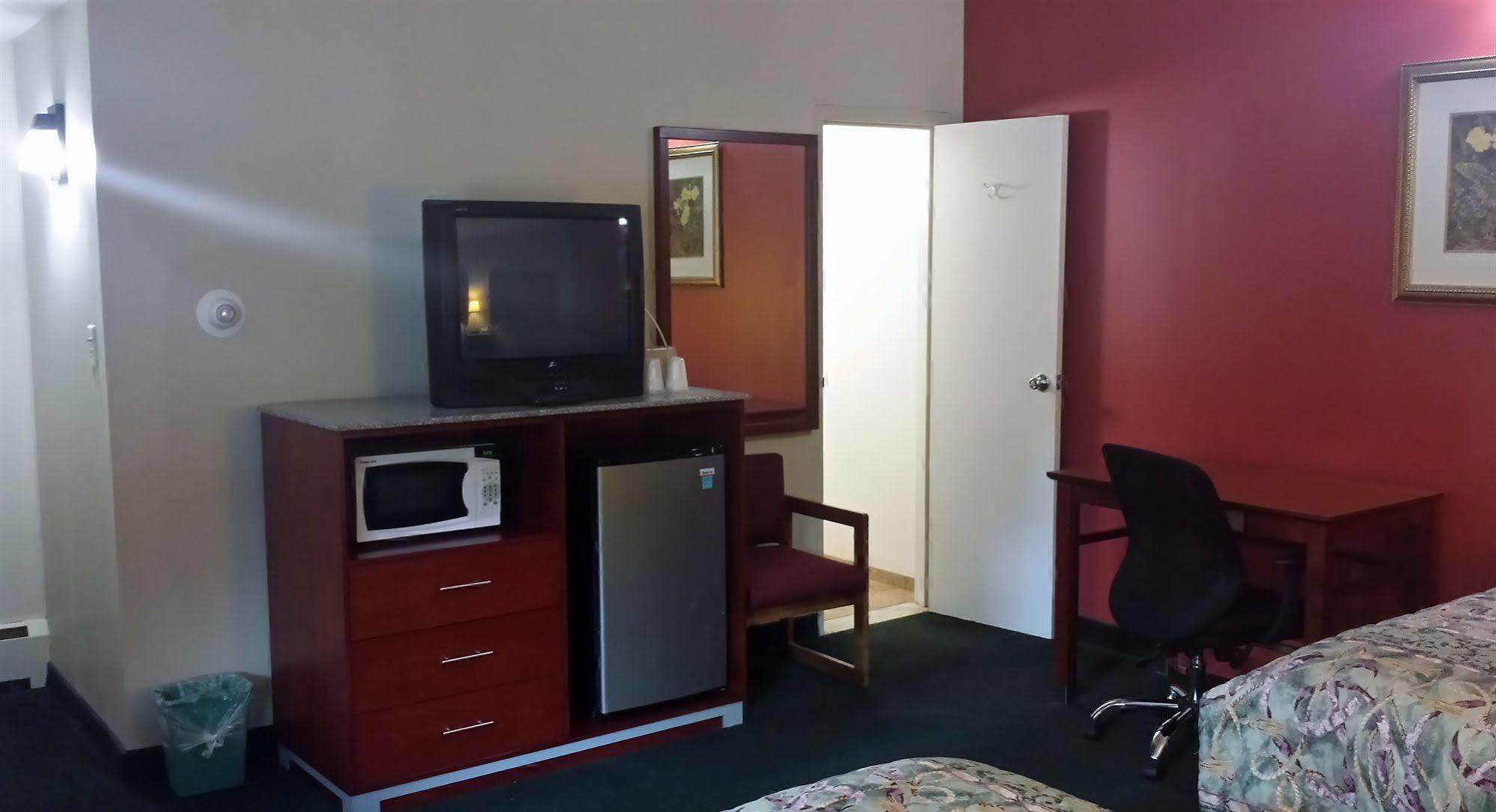 Budget Inn Fairport Экстерьер фото